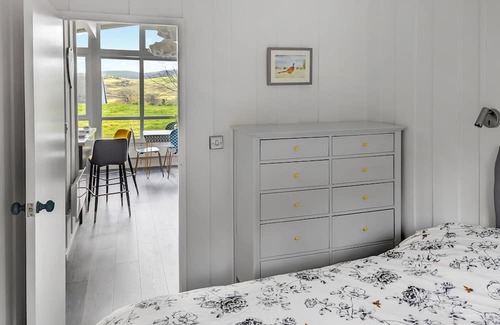 Machynlleth Cottage | Cozy 3-Bedroom Retreat in Llanwrin with Breakfast Included