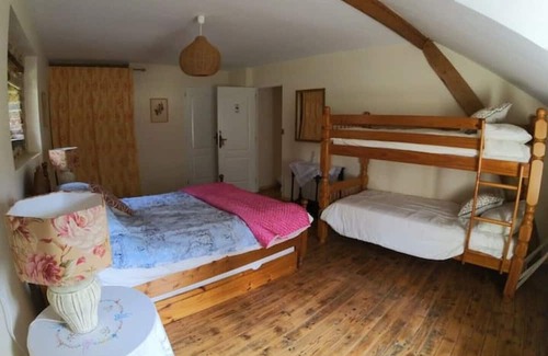 Bersac-sur-Rivalier Bed & Breakfast | Family Room for up to 5 with Pool and Spa Amenities