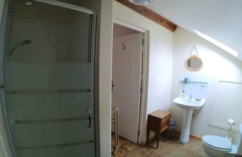 Bersac-sur-Rivalier Bed & Breakfast | Family Room for up to 5 with Pool and Spa Amenities