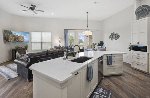 Horseshoe Bay West House | HSB West: Chic Decor & Lake View with Top Amenities