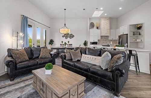 Horseshoe Bay West House | HSB West: Chic Decor & Lake View with Top Amenities