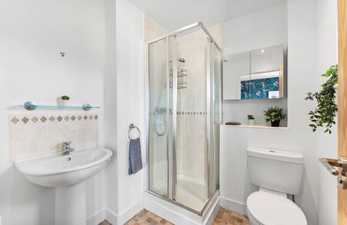 Horfield House | Inviting 4-Bed Bristol Retreat with Garden & Parking