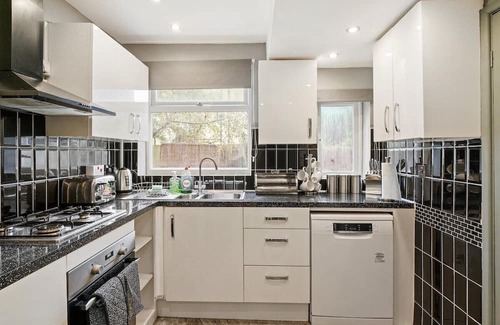 Forest Fields House | Stylish 4 Bed House in Nottingham - Perfect for Families
