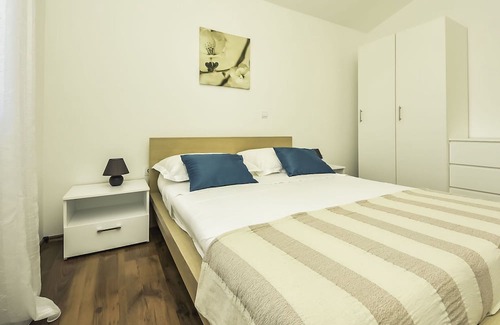 Obrovac Apartment | Cozy Oceanfront Apartment for 4 with Terrace & Pet-Friendly