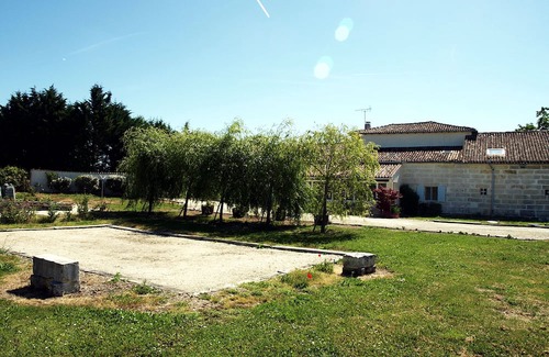 Brives-sur-Charente Bed & Breakfast | Relax at Les Tulipes: Garden View Room for Families