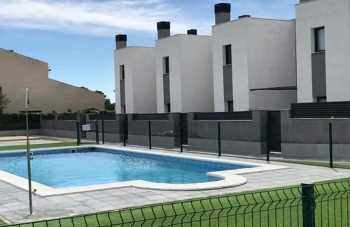 Cambrils Cottage | Relax at Homing House Cambrils with Pool and Spa Amenities