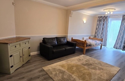 Havering House | Family-Friendly 5/6 Bed House in Romford with Breakfast