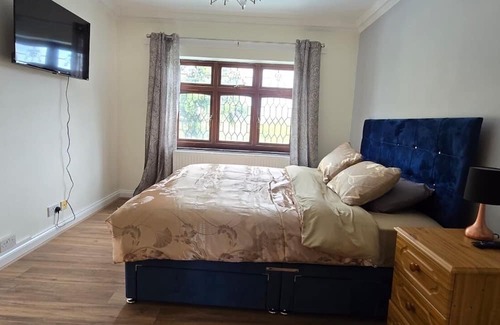 Havering House | Family-Friendly 5/6 Bed House in Romford with Breakfast
