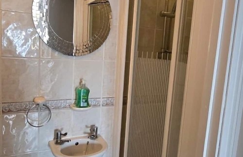 Havering House | Family-Friendly 5/6 Bed House in Romford with Breakfast