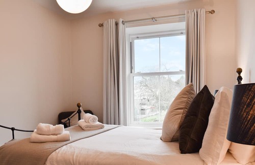 Arnside Cottage | Belmont Apartment: Modern Comfort with Oceanfront Views