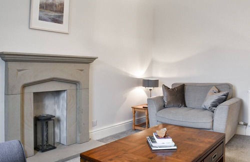 Arnside Cottage | Belmont Apartment: Modern Comfort with Oceanfront Views