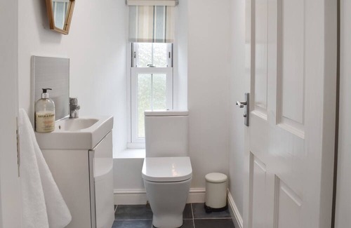 Arnside Cottage | Belmont Apartment: Modern Comfort with Oceanfront Views