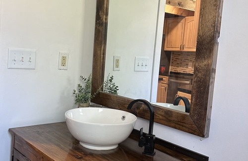 Delavan Cabin | Historic Twigs Cabin Near Lake Loraine with Spa & Hot Tub