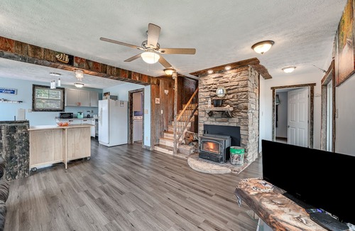 Hardyville House | Cozy Bonnieville Retreat: Near Mammoth Cave & Pet Friendly