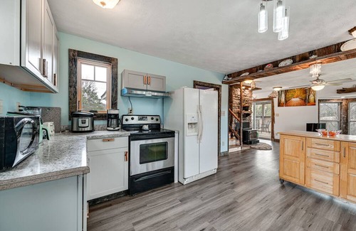 Hardyville House | Cozy Bonnieville Retreat: Near Mammoth Cave & Pet Friendly