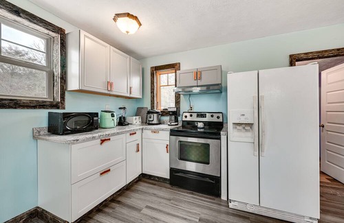 Hardyville House | Cozy Bonnieville Retreat: Near Mammoth Cave & Pet Friendly