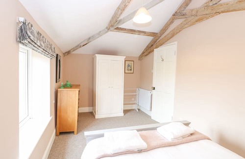 Tunstead Cottage | Pet-Friendly Coach House with Pool in Stalham Awaits You
