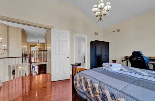 East Credit House | Cozy Queen Suite with Kitchen and Breakfast Included