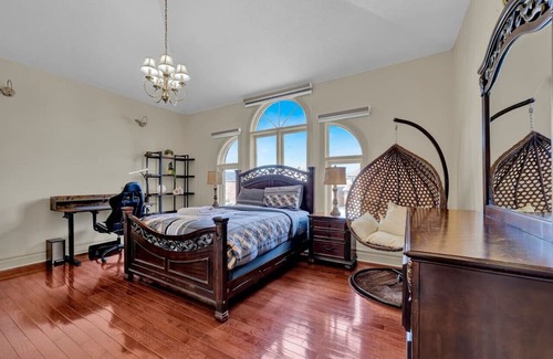 East Credit House | Cozy Queen Suite with Kitchen and Breakfast Included