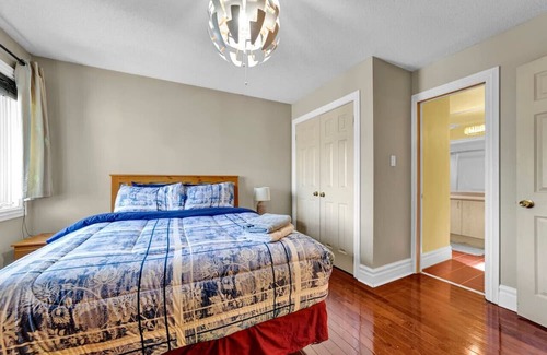 East Credit House | Cozy Private Room with Ensuite in Family-Friendly Home