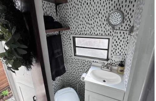 Waxahachie House | Hachie Retreat: Pet-Friendly Getaway with Spa and Hot Tub