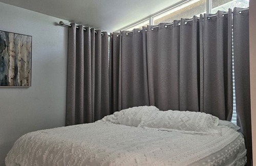 Catalina House | Cozy Hotel Near Universal & Downtown, Pet-Friendly Stay