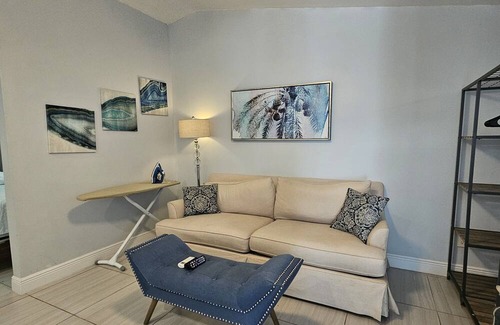 Catalina House | Cozy Hotel Near Universal & Downtown, Pet-Friendly Stay