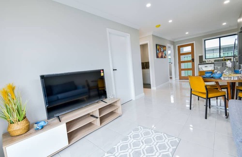 Central Coast House | Modern Guest House: Family-Friendly Accommodations Await