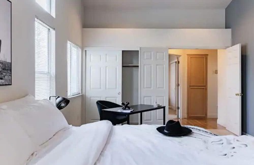 Elk Grove House | Convenient BoHo Retreat with Kitchen & Breakfast Options
