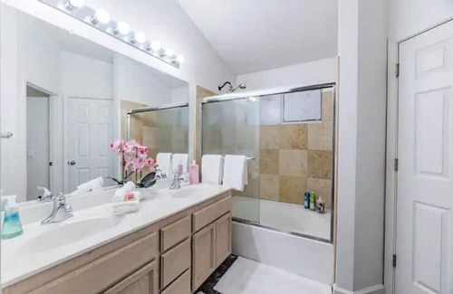 Elk Grove House | Convenient BoHo Retreat with Kitchen & Breakfast Options