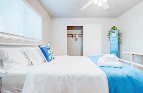 Carmichael House | Vibrant Retro Retreat: Family-Friendly & Breakfast Included