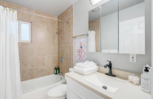 Carmichael House | Vibrant Retro Retreat: Family-Friendly & Breakfast Included