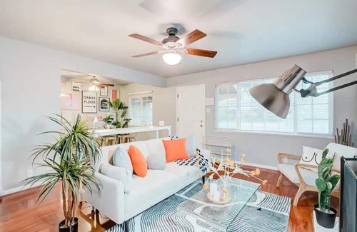 Carmichael House | Vibrant Retro Retreat: Family-Friendly & Breakfast Included