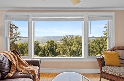 East Ridge Apartment | Centralized and Spacious Apartment Overlooking Chattanooga!