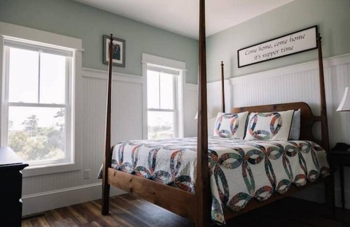 Wanchese Cottage | Idyllic Fishing Village Retreat with Scenic Ocean Views