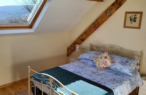 Bersac-sur-Rivalier Bed & Breakfast | Double Room with Scenic Valley View and Inviting Amenities