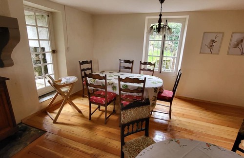 Bersac-sur-Rivalier Bed & Breakfast | Double Room with Scenic Valley View and Inviting Amenities