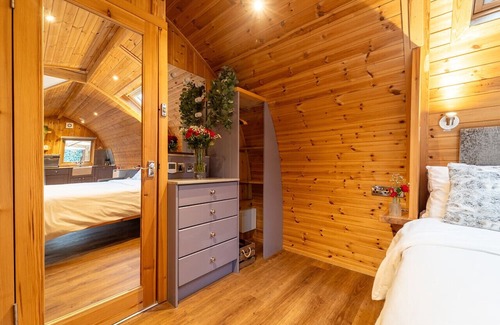 Clitheroe Cabin | Relaxing Retreat with Hot Tub, Firepit & Sauna Access