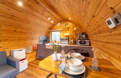 Clitheroe Cabin | Relaxing Retreat with Hot Tub, Firepit & Sauna Access