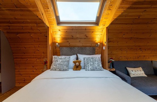 Clitheroe Cabin | Relaxing Retreat with Hot Tub, Firepit & Sauna Access