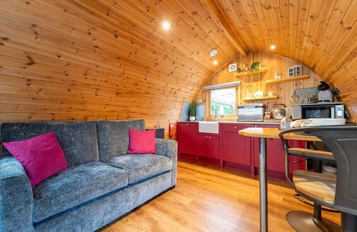 Clitheroe Cabin | Relaxing Retreat with Hot Tub, Firepit & Sauna Access