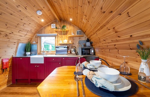 Clitheroe Cabin | Relaxing Retreat with Hot Tub, Firepit & Sauna Access