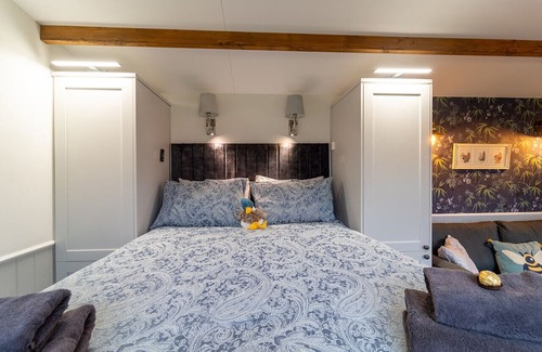 Clitheroe Cabin | Serene Retreat with Hot Tub, Firepit & Starry Views