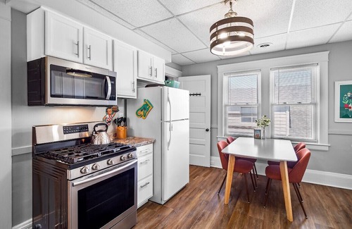 Wickliffe House | Ideal Duplex for Groups Near Clinic & Downtown with Breakfast