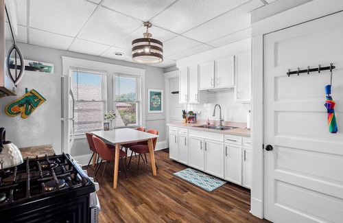 Wickliffe House | Ideal Duplex for Groups Near Clinic & Downtown with Breakfast