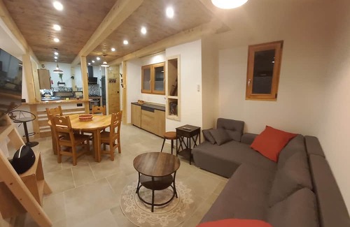 Saint-Nicolas-la-Chapelle Apartment | Inviting Appartement Rénové with Spa & Hot Tub Amenities