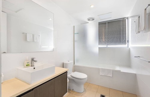 Varsity Lakes House | Convenient 3BR Lakeview Retreat with Breakfast & Family Amenities