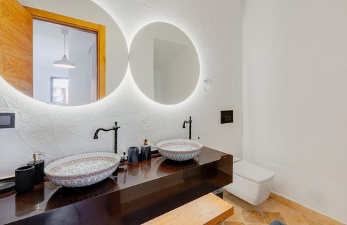 Alacati Apartment | Cozy Flat with Pool & Balcony, Steps from the Beach