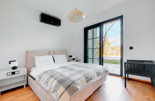 Alacati Apartment | Cozy Flat with Pool & Balcony, Steps from the Beach