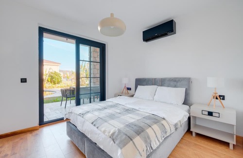 Alacati Apartment | Cozy Vacation Flat with Sauna, Steps from Alacati Beach